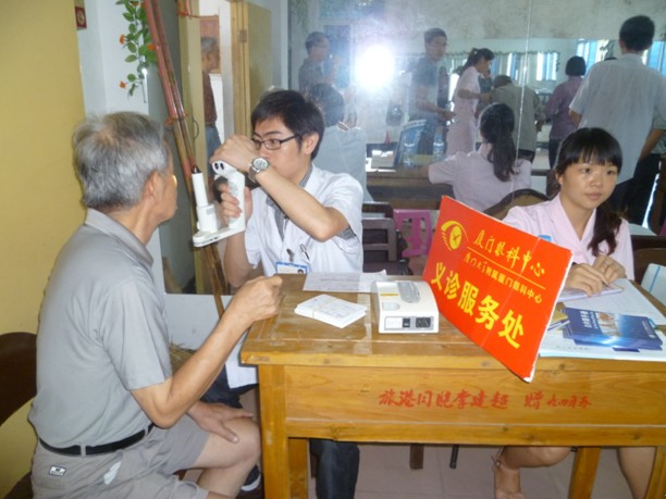 眼科中心王燊博士正在為南安詩山鎮(zhèn)村民詳細(xì)檢查眼疾
