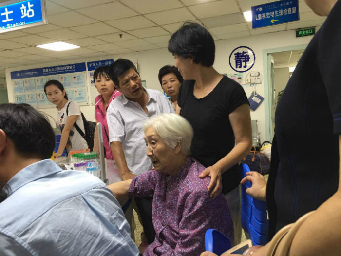 百歲老人到廈門(mén)眼科中心做白內(nèi)障手術(shù)